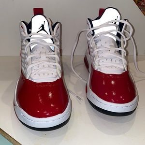 Never worn Jordan Maxim 200 (GS). Boys size 7